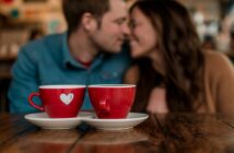 Dating Cafe – Mehr als nur online flirten. (Foto: AdobeStock Curioso.Photography _808221233)