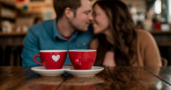 Dating Cafe – Mehr als nur online flirten. (Foto: AdobeStock Curioso.Photography _808221233)