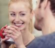 Flirt Fever: Wo Flirts und Begegnungen beginnen. (Foto: AdobeStock, contrastwerkstatt_77378139)