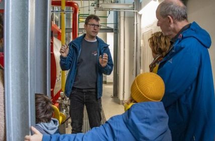 Besucher erkunden Blockheizkraftwerk in Weimar-Schöndorf (Foto: Stadtwerke Weimar Stadtversorgungs-GmbH)